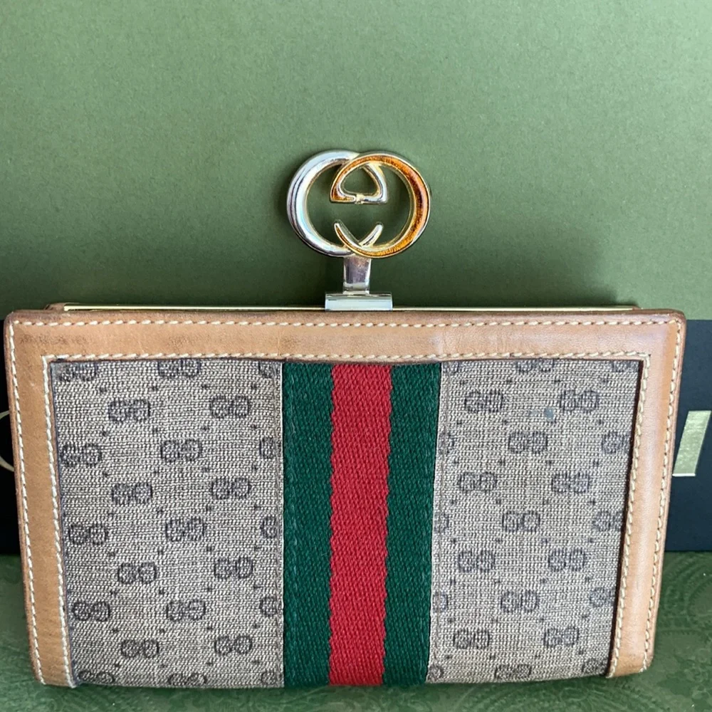 Authentic Vintage Gucci Sherry line compact wallet (approx: H 4x 2.5 x W 5โ) - Picture 3 of 9